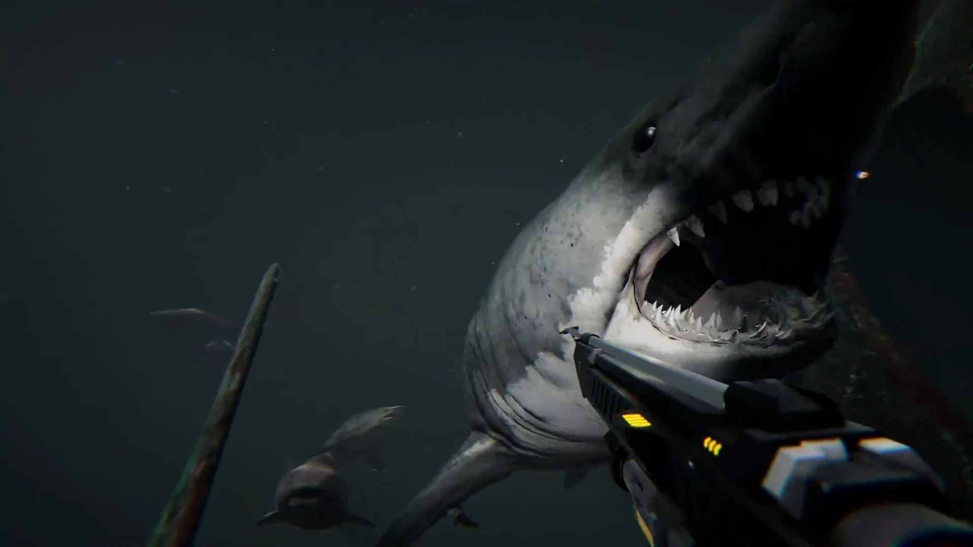 Uno squalo emerge dall’acqua scura e si lancia verso il giocatore in Death in the Water 2